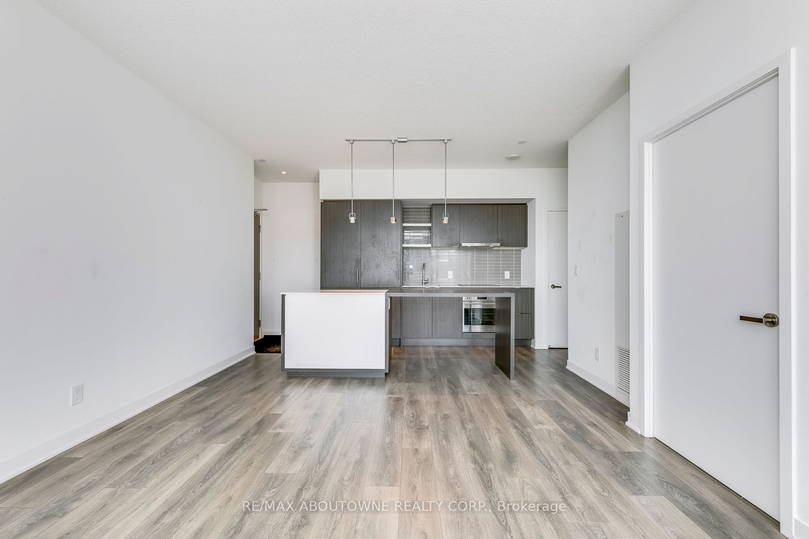 6 – 88 Harbour Street, Toronto C01 ‣ C13750306 6 – 88 Harbour Street, Toronto C01 ‣ C13750306