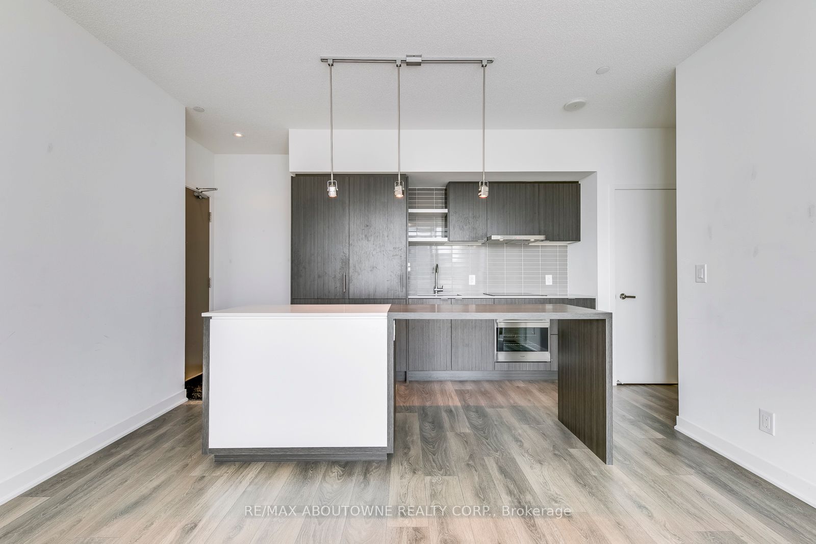 6 – 88 Harbour Street, Toronto C01 ‣ C13750306 6 – 88 Harbour Street, Toronto C01 ‣ C13750306