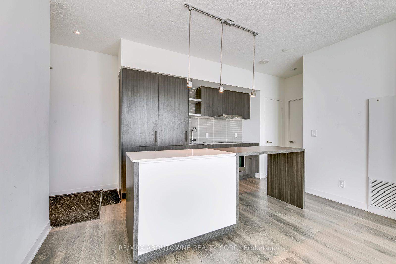 6 – 88 Harbour Street, Toronto C01 ‣ C13750306 6 – 88 Harbour Street, Toronto C01 ‣ C13750306