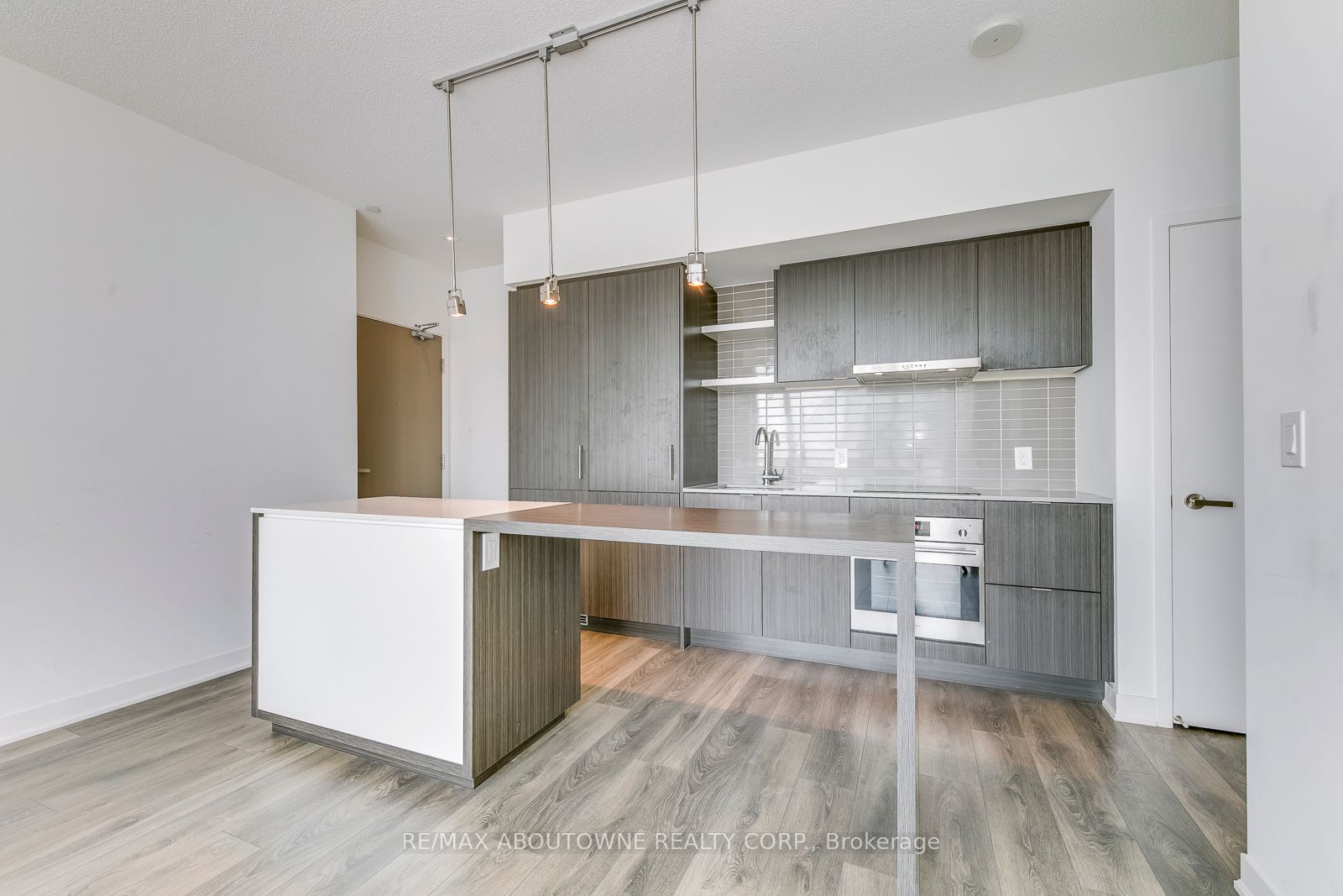 6 – 88 Harbour Street, Toronto C01 ‣ C13750306 6 – 88 Harbour Street, Toronto C01 ‣ C13750306