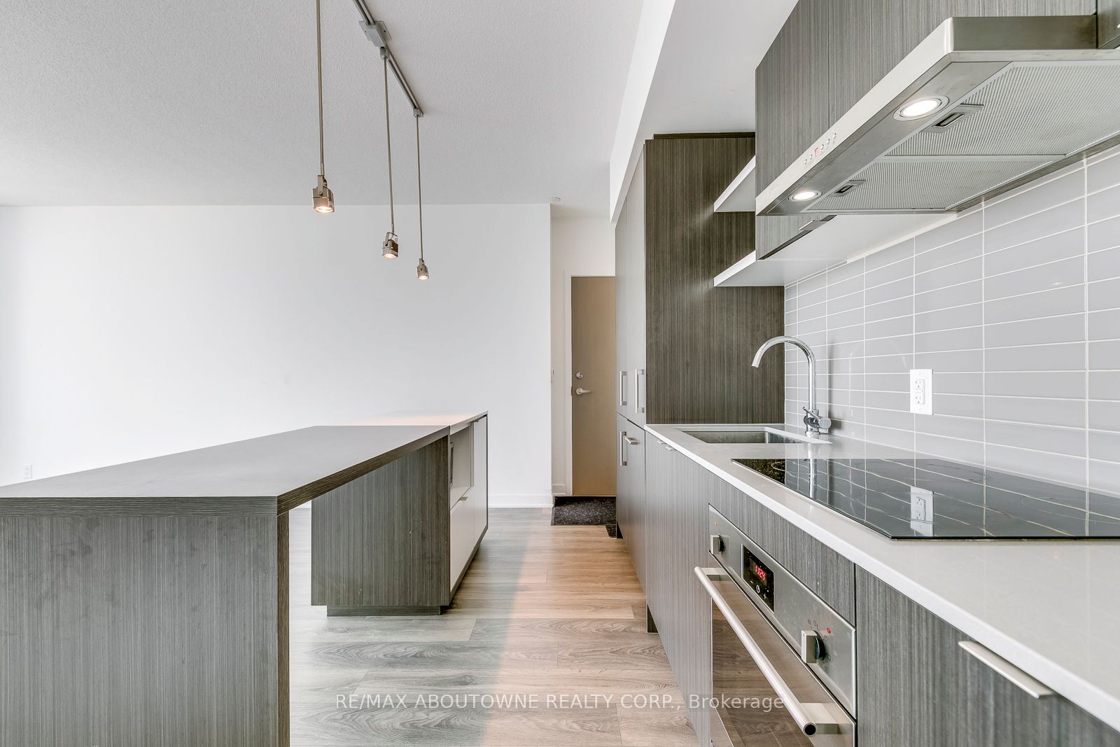 6 – 88 Harbour Street, Toronto C01 ‣ C13750306 6 – 88 Harbour Street, Toronto C01 ‣ C13750306