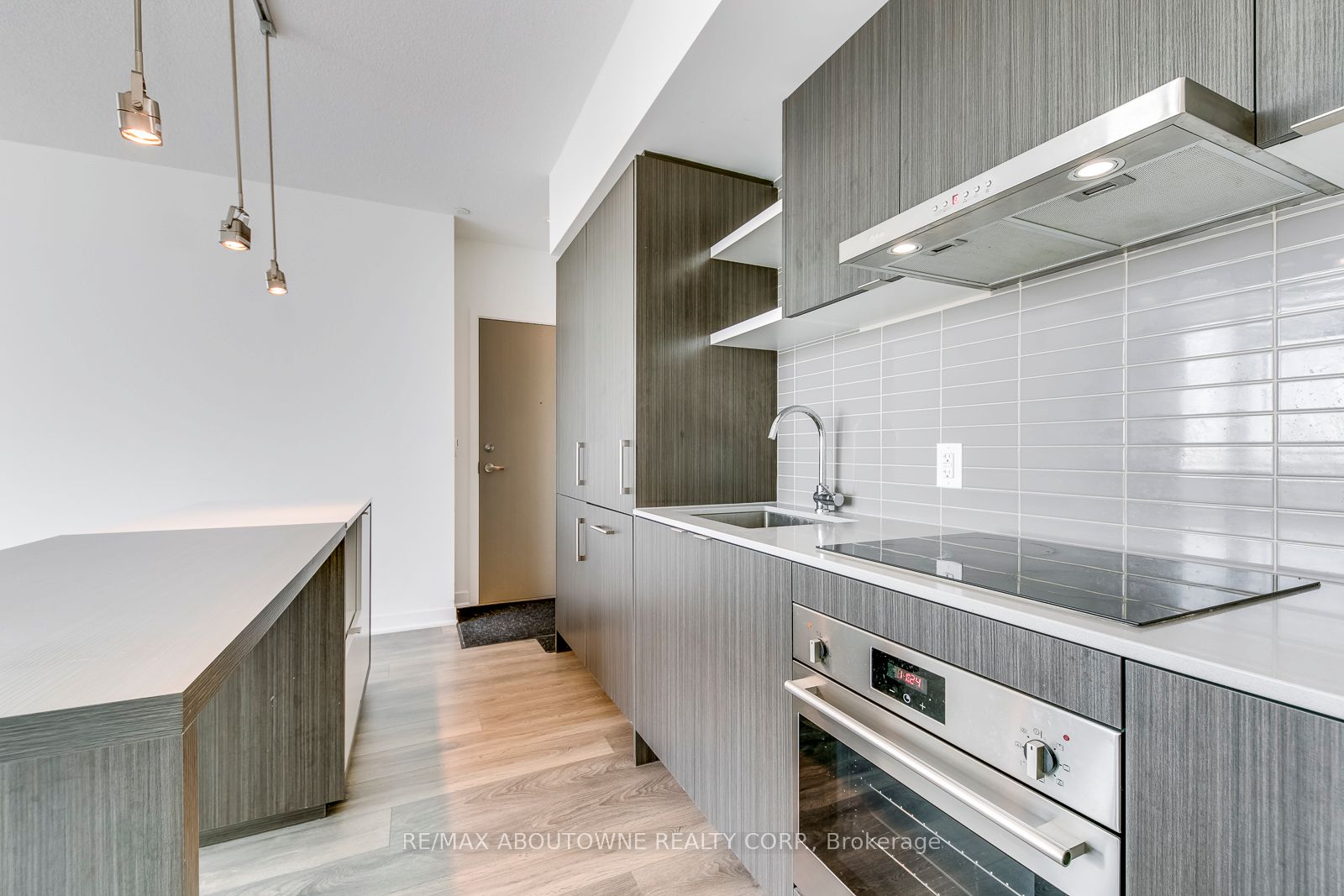 6 – 88 Harbour Street, Toronto C01 ‣ C13750306 6 – 88 Harbour Street, Toronto C01 ‣ C13750306