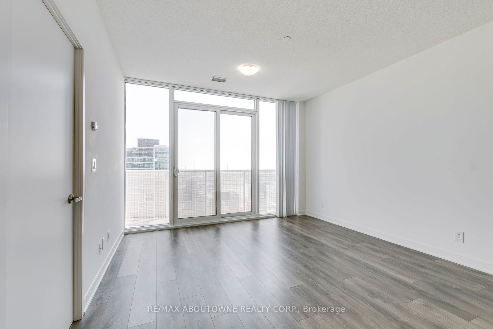 6 – 88 Harbour Street, Toronto C01 ‣ C13750306 6 – 88 Harbour Street, Toronto C01 ‣ C13750306