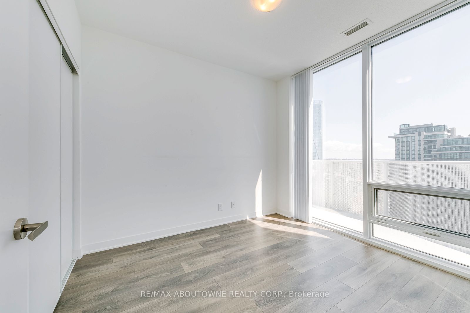 6 – 88 Harbour Street, Toronto C01 ‣ C13750306 6 – 88 Harbour Street, Toronto C01 ‣ C13750306