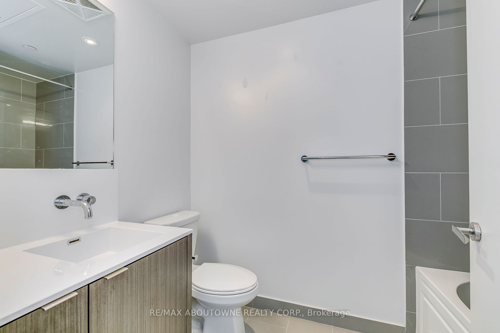 6 – 88 Harbour Street, Toronto C01 ‣ C13750306 6 – 88 Harbour Street, Toronto C01 ‣ C13750306