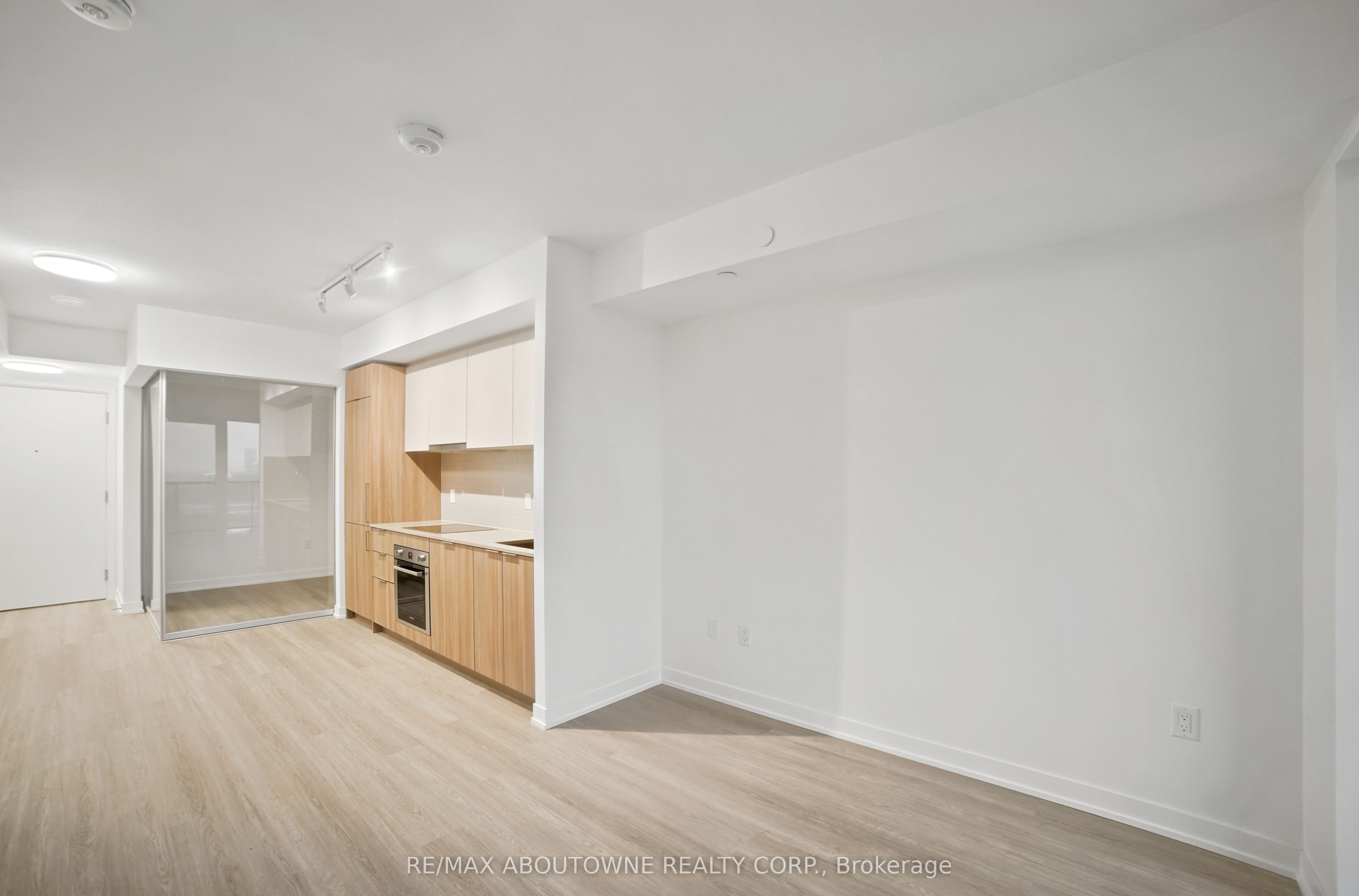 03 – 15 David Salomon Drive, Toronto C11 ‣ C13756154 03 – 15 David Salomon Drive, Toronto C11 ‣ C13756154