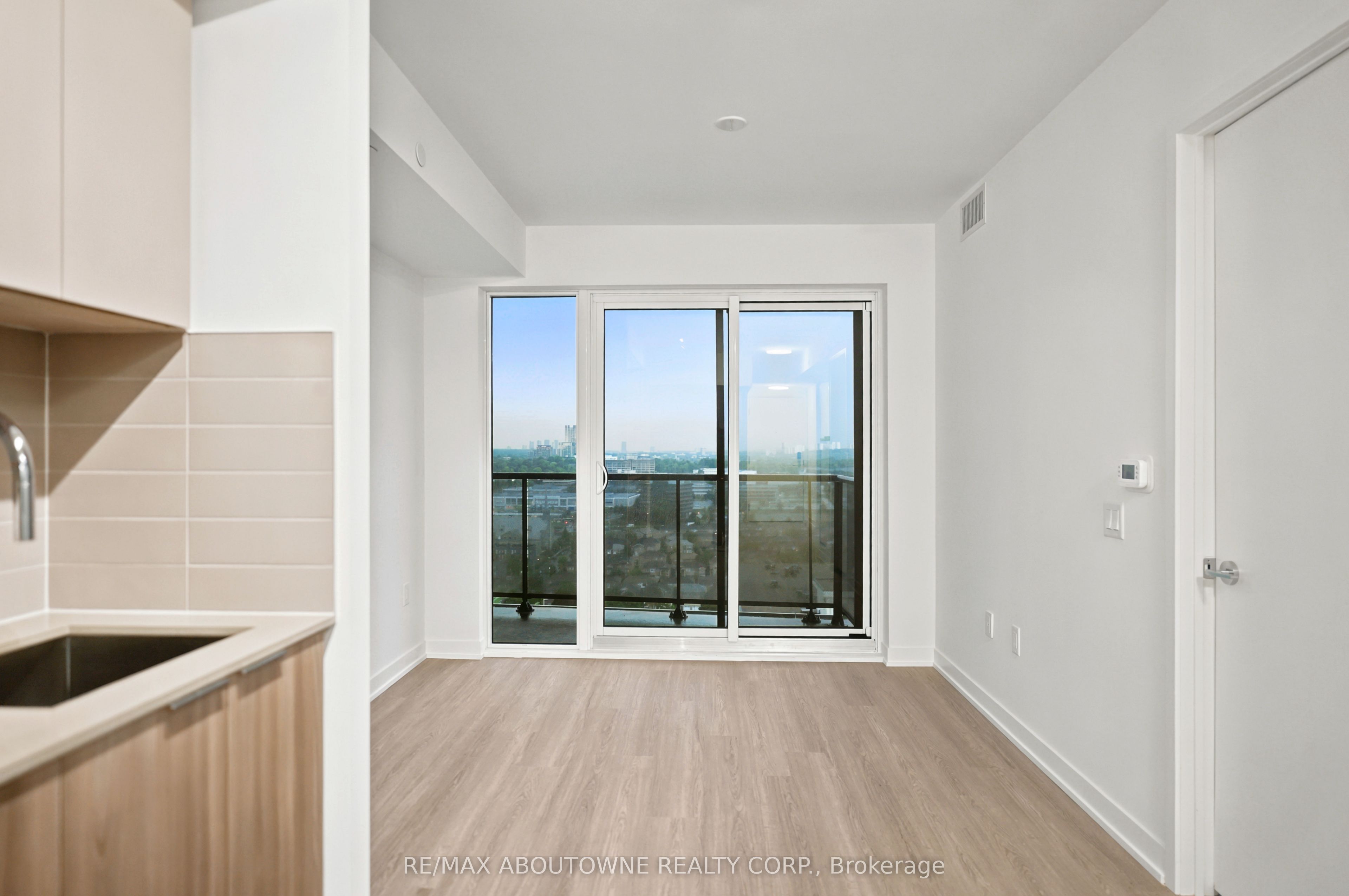 03 – 15 David Salomon Drive, Toronto C11 ‣ C13756154 03 – 15 David Salomon Drive, Toronto C11 ‣ C13756154