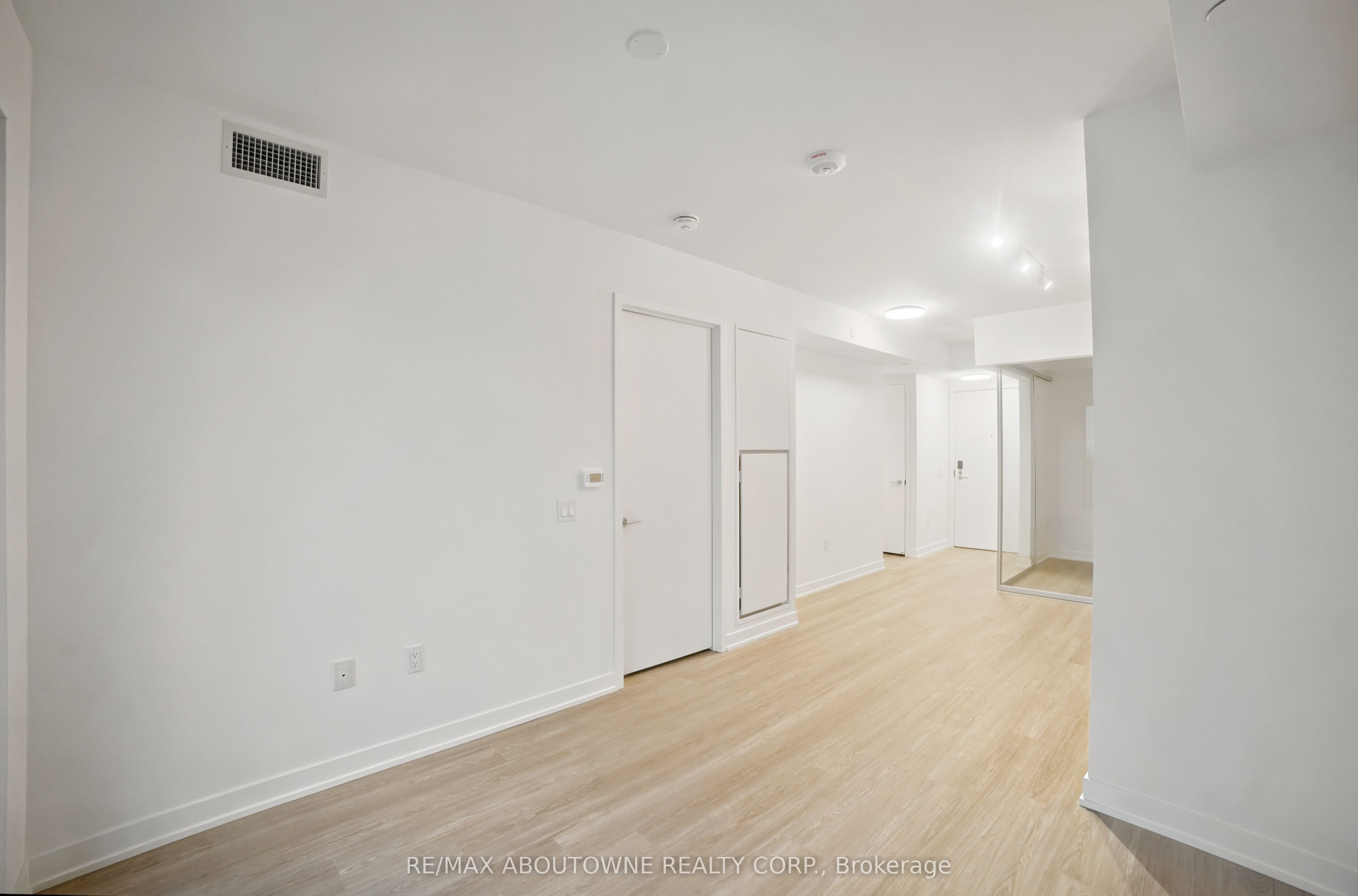 03 – 15 David Salomon Drive, Toronto C11 ‣ C13756154 03 – 15 David Salomon Drive, Toronto C11 ‣ C13756154