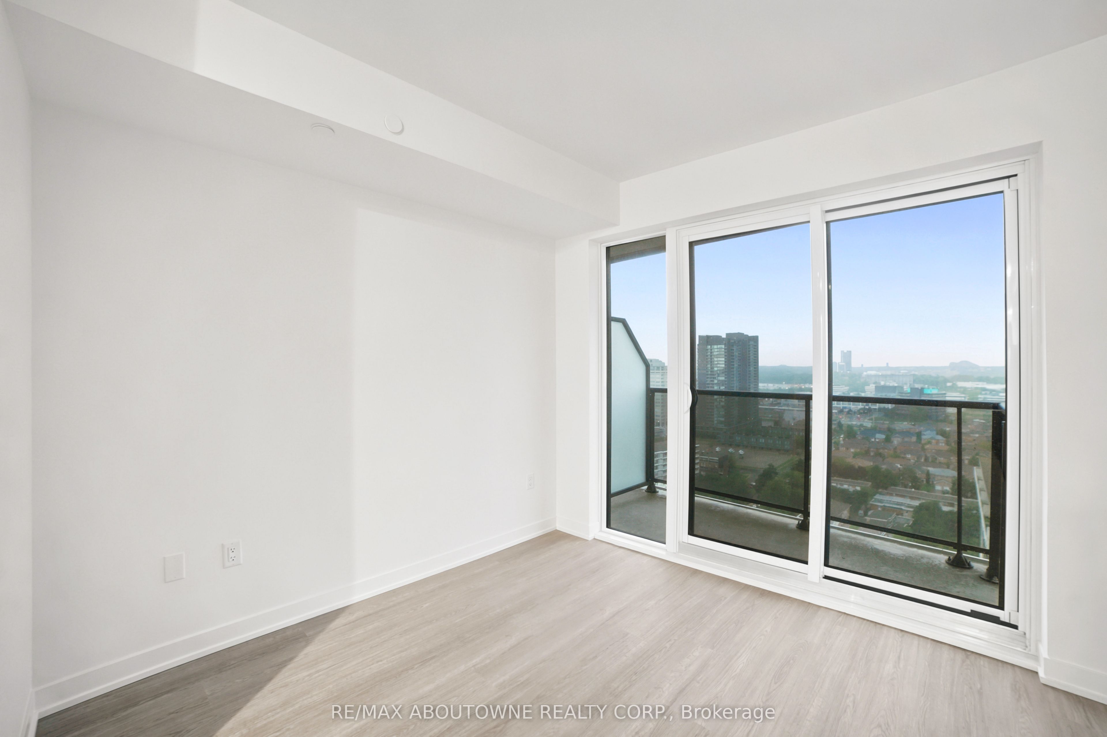 03 – 15 David Salomon Drive, Toronto C11 ‣ C13756154 03 – 15 David Salomon Drive, Toronto C11 ‣ C13756154