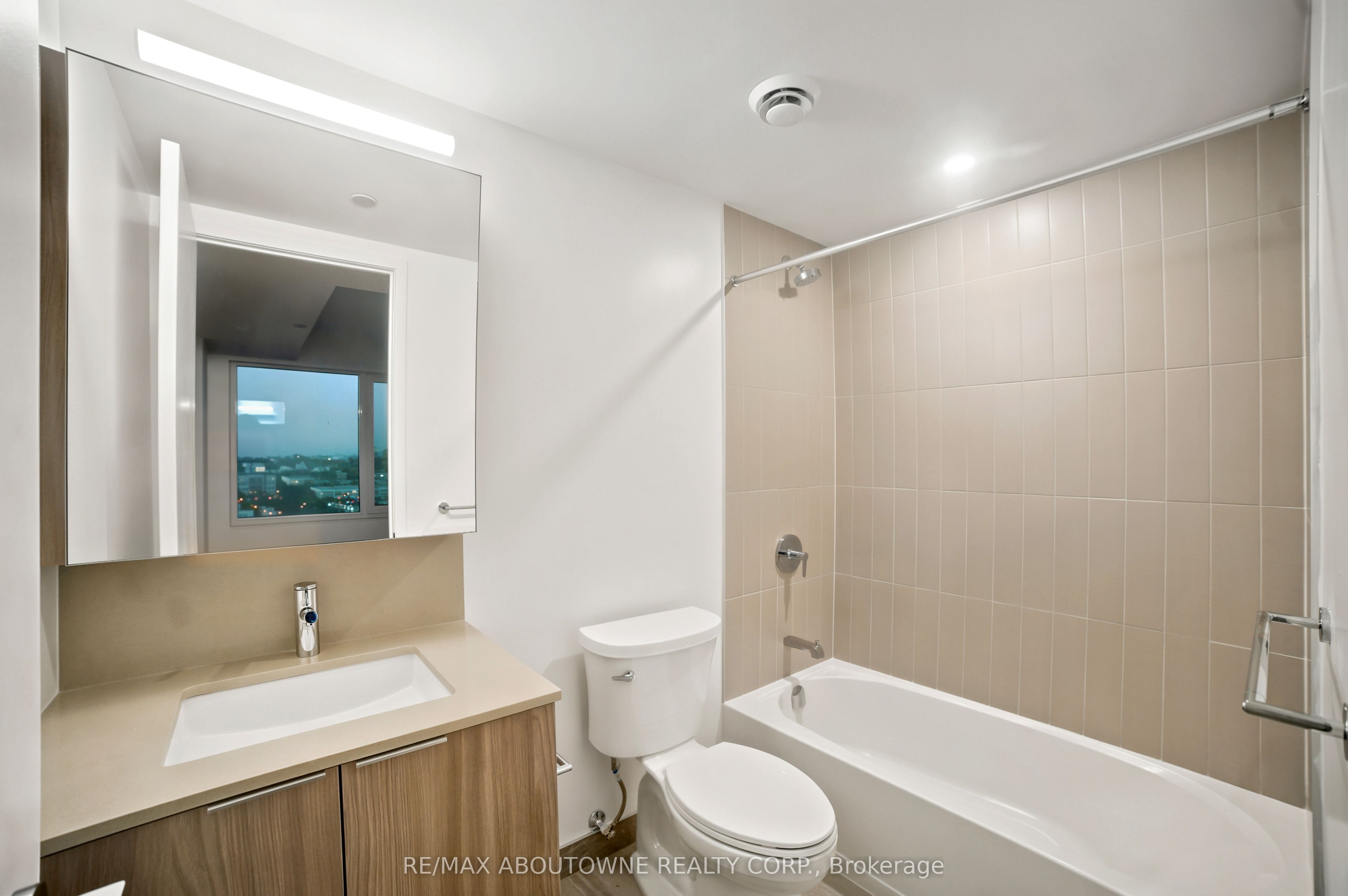 03 – 15 David Salomon Drive, Toronto C11 ‣ C13756154 03 – 15 David Salomon Drive, Toronto C11 ‣ C13756154