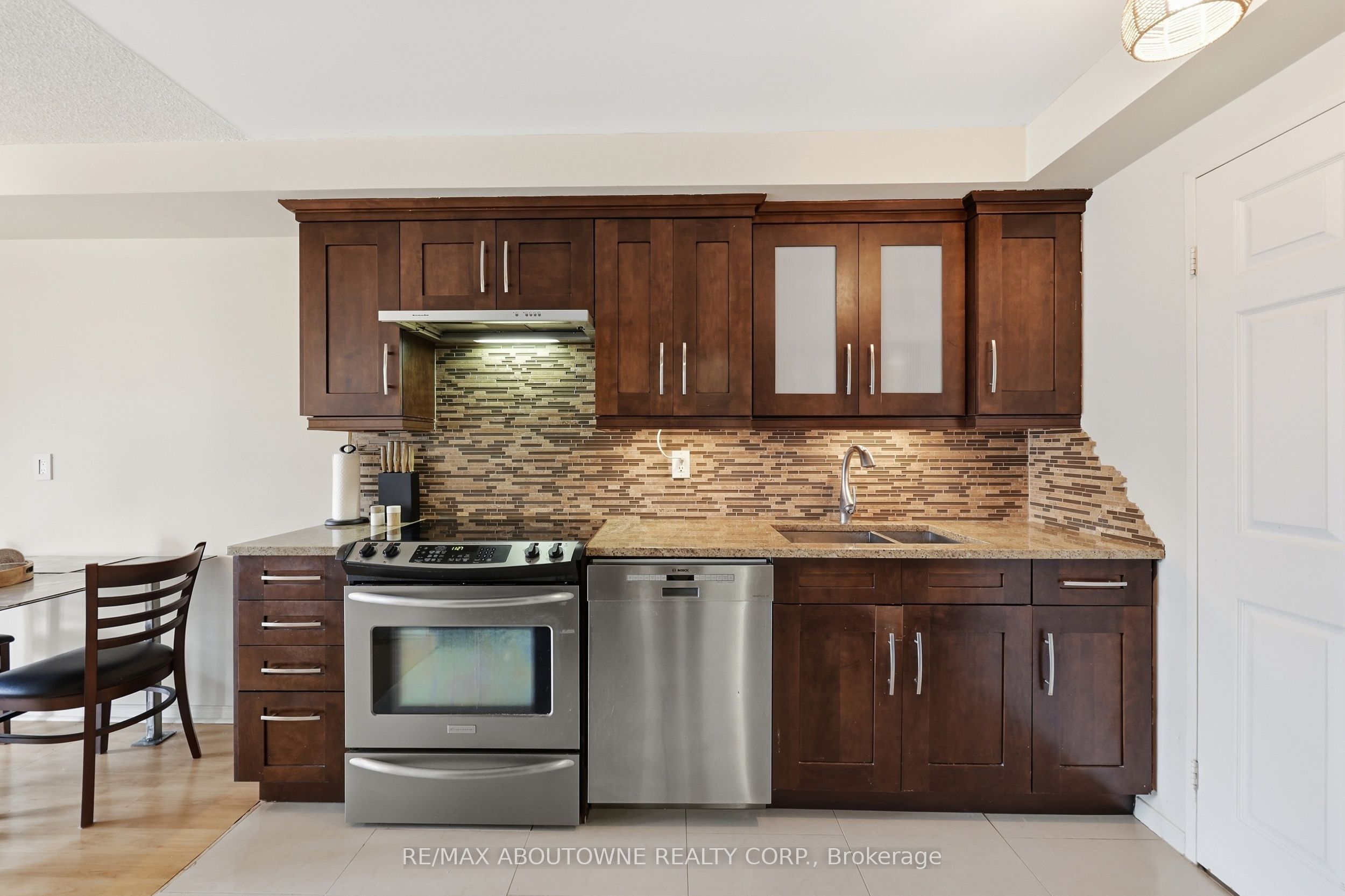 3 – 280 Simcoe Street, Toronto C01 ‣ C13842640 3 – 280 Simcoe Street, Toronto C01 ‣ C13842640