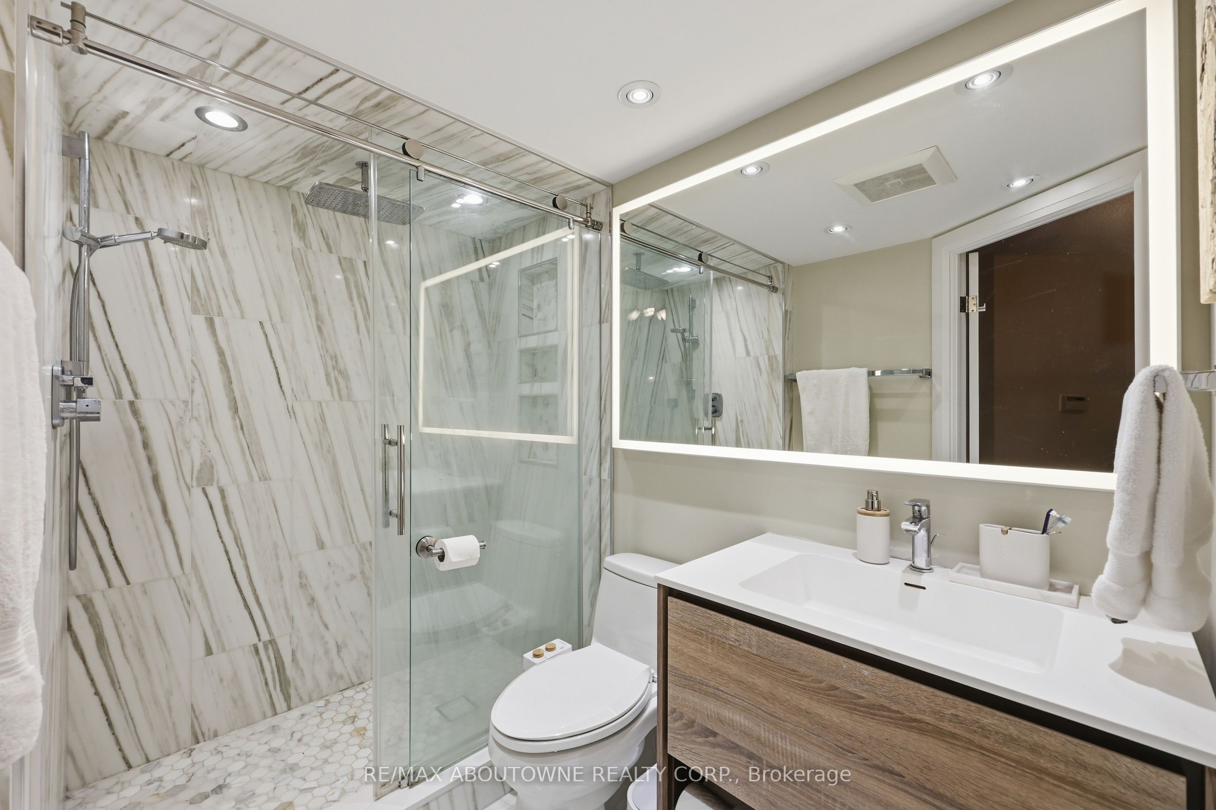 3 – 280 Simcoe Street, Toronto C01 ‣ C13842640 3 – 280 Simcoe Street, Toronto C01 ‣ C13842640