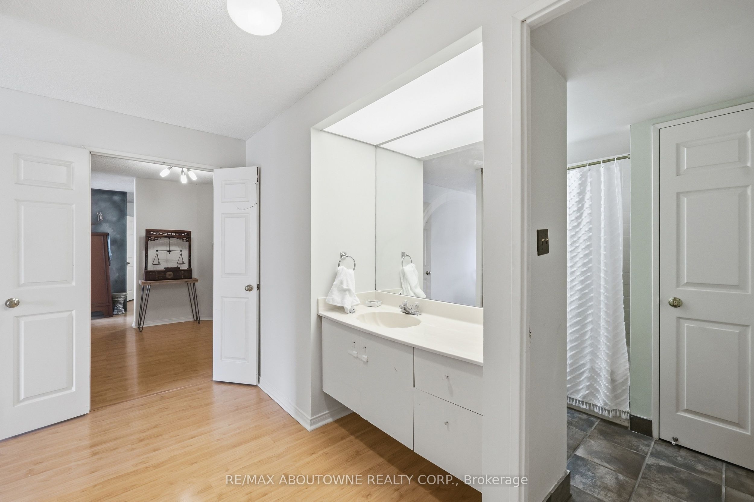 3 – 280 Simcoe Street, Toronto C01 ‣ C13842640 3 – 280 Simcoe Street, Toronto C01 ‣ C13842640
