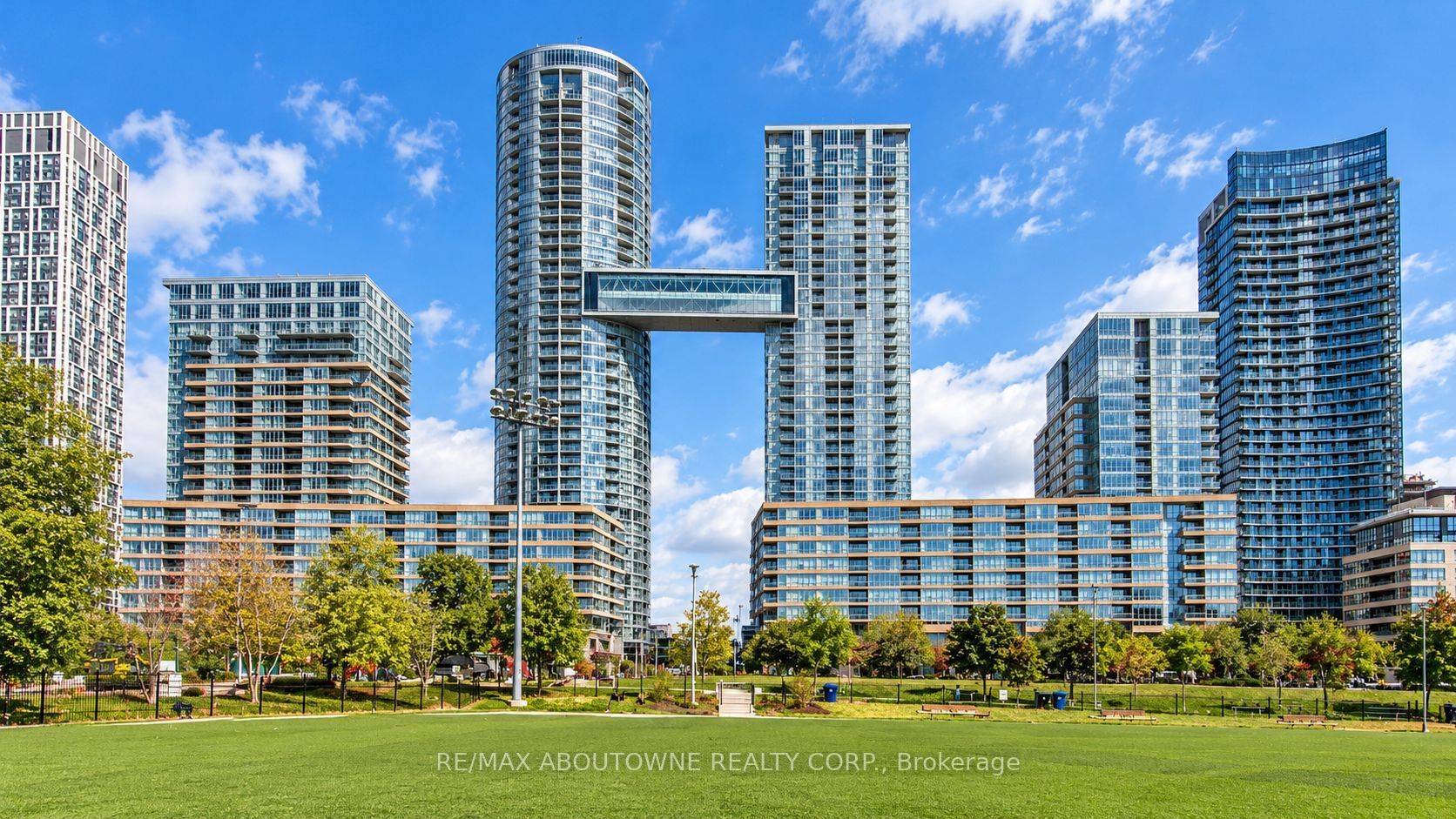 6 – 15 Iceboat Terrace, Toronto C01