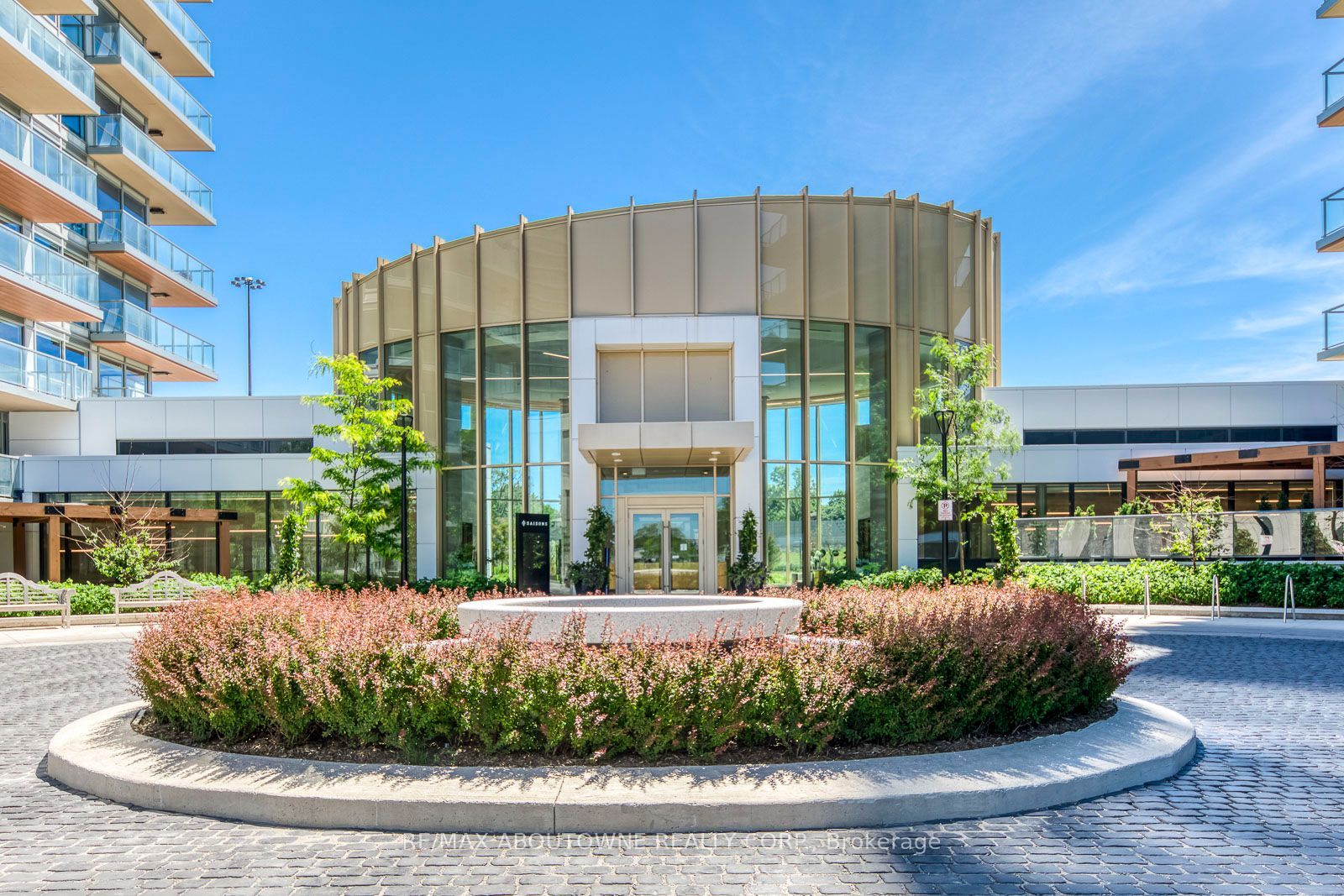 13 – 27 Mcmahon Drive, Toronto C15 ‣ C14109540 13 – 27 Mcmahon Drive, Toronto C15 ‣ C14109540