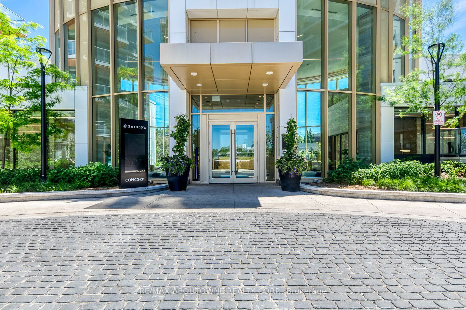 13 – 27 Mcmahon Drive, Toronto C15 ‣ C14109540 13 – 27 Mcmahon Drive, Toronto C15 ‣ C14109540