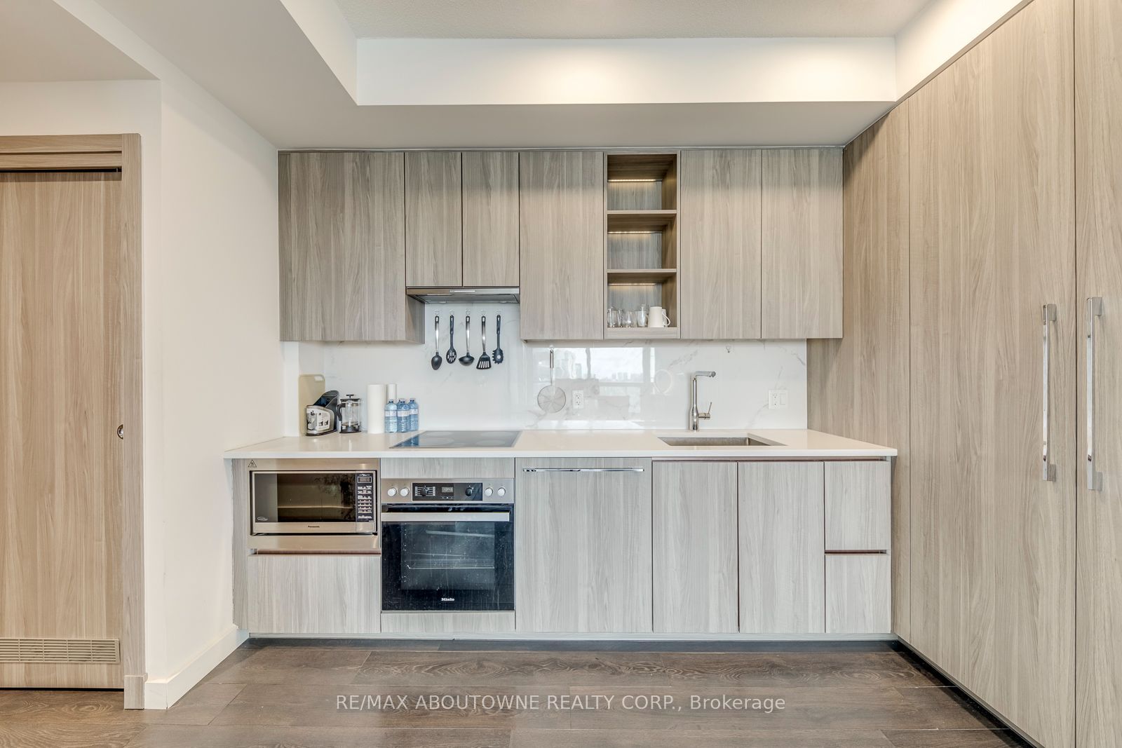 13 – 27 Mcmahon Drive, Toronto C15 ‣ C14109540 13 – 27 Mcmahon Drive, Toronto C15 ‣ C14109540