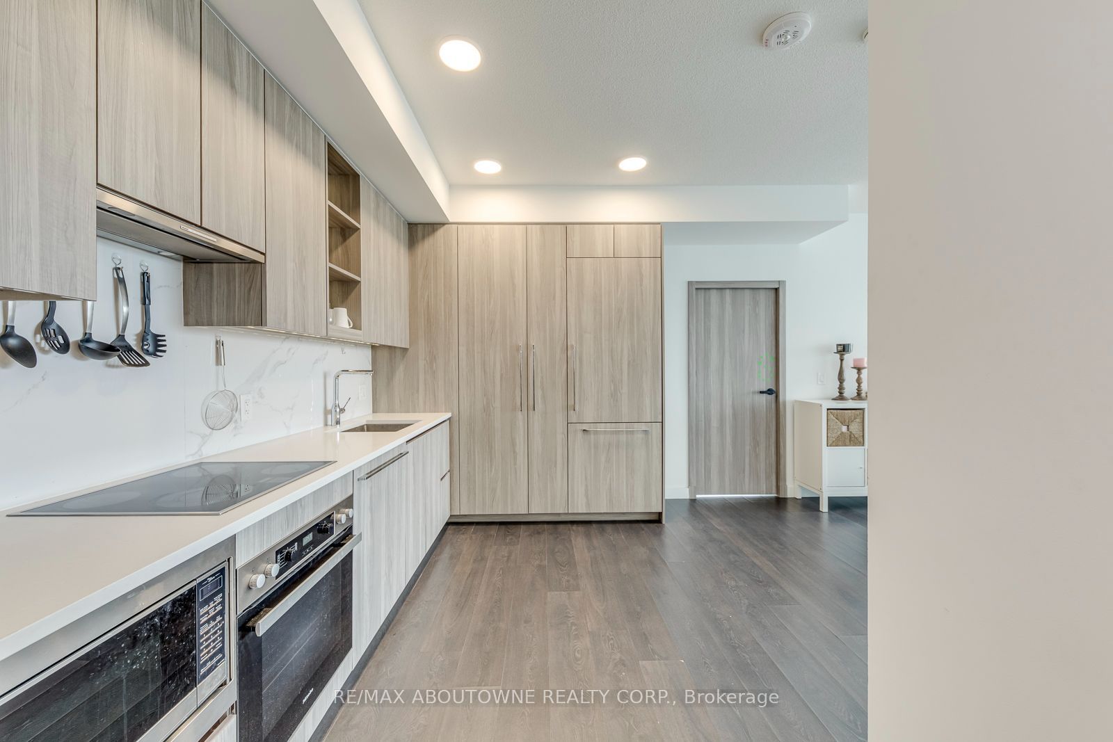 13 – 27 Mcmahon Drive, Toronto C15 ‣ C14109540 13 – 27 Mcmahon Drive, Toronto C15 ‣ C14109540