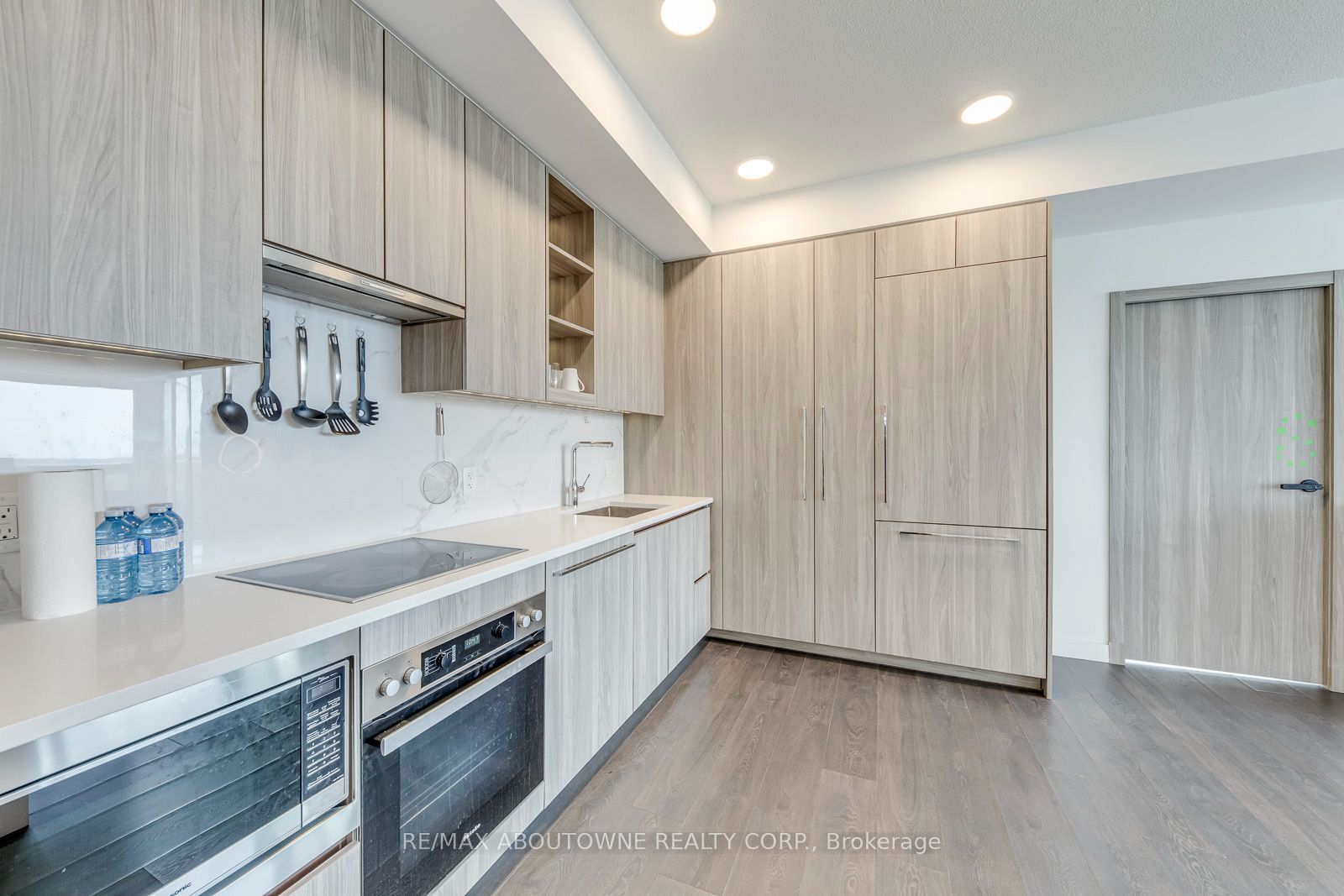 13 – 27 Mcmahon Drive, Toronto C15 ‣ C14109540 13 – 27 Mcmahon Drive, Toronto C15 ‣ C14109540