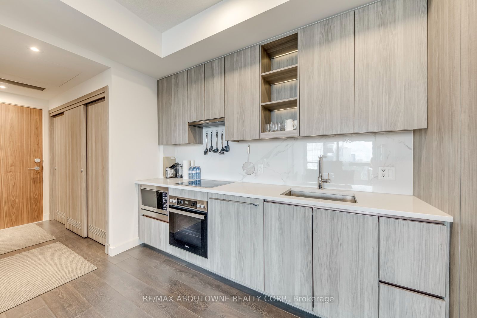 13 – 27 Mcmahon Drive, Toronto C15 ‣ C14109540 13 – 27 Mcmahon Drive, Toronto C15 ‣ C14109540