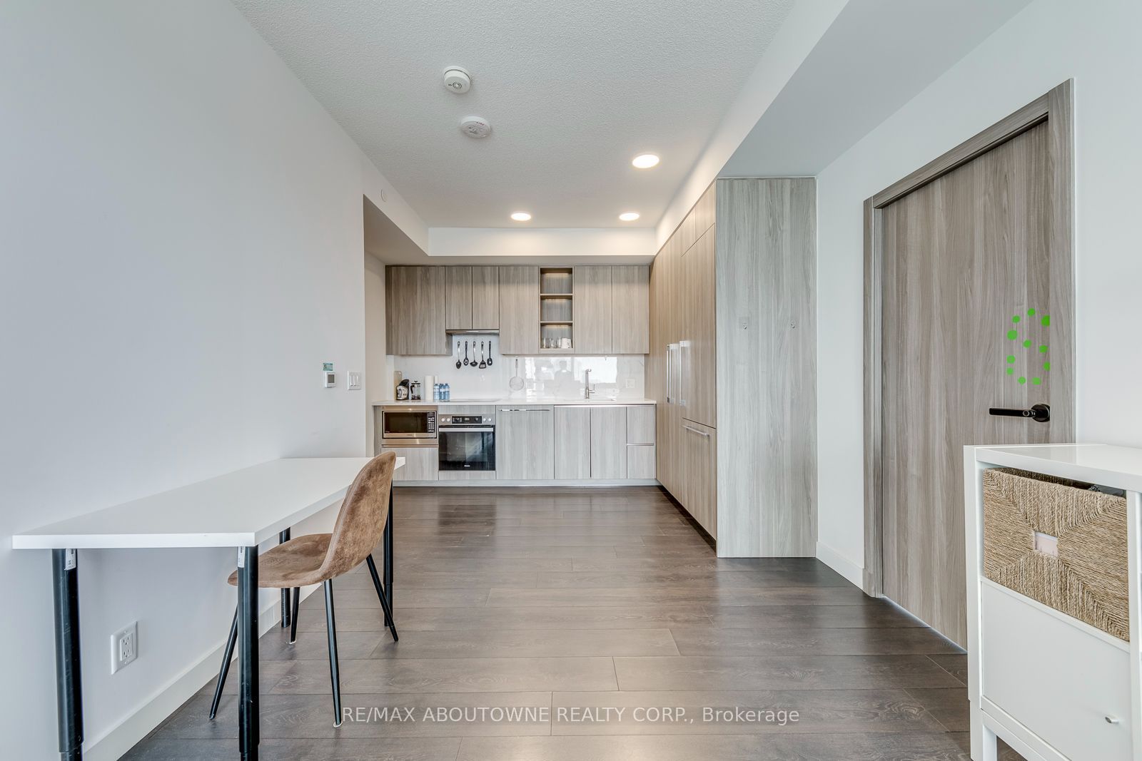 13 – 27 Mcmahon Drive, Toronto C15 ‣ C14109540 13 – 27 Mcmahon Drive, Toronto C15 ‣ C14109540