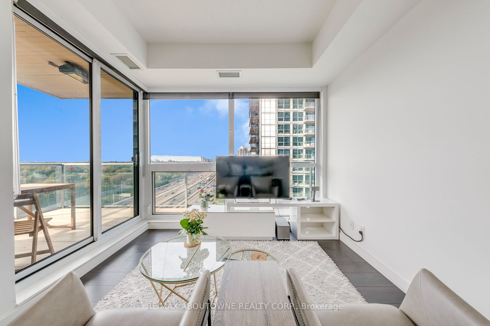 13 – 27 Mcmahon Drive, Toronto C15 ‣ C14109540 13 – 27 Mcmahon Drive, Toronto C15 ‣ C14109540