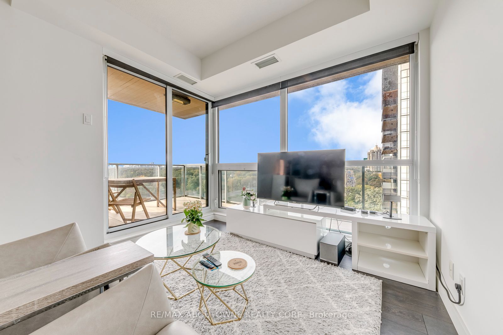 13 – 27 Mcmahon Drive, Toronto C15 ‣ C14109540 13 – 27 Mcmahon Drive, Toronto C15 ‣ C14109540