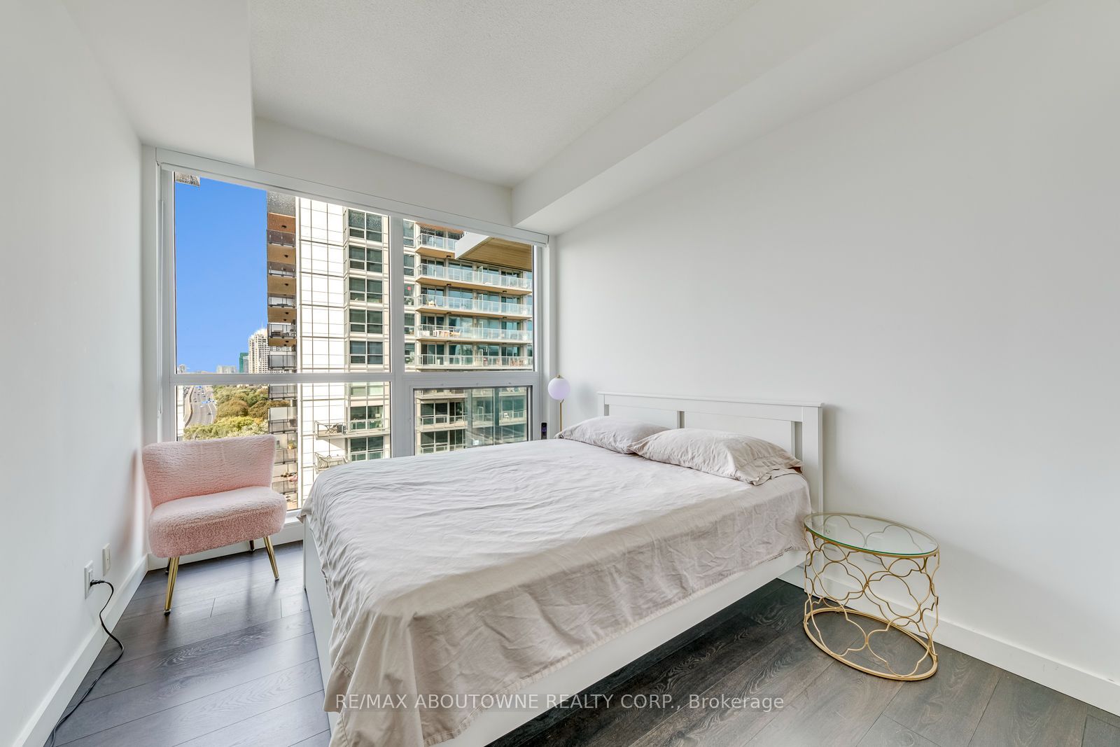 13 – 27 Mcmahon Drive, Toronto C15 ‣ C14109540 13 – 27 Mcmahon Drive, Toronto C15 ‣ C14109540