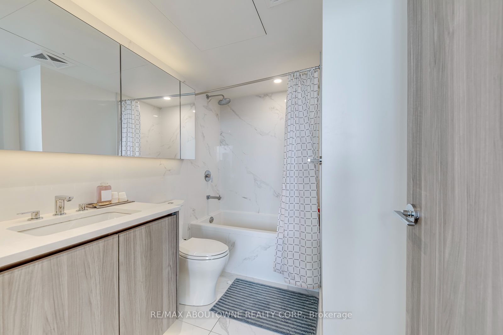 13 – 27 Mcmahon Drive, Toronto C15 ‣ C14109540 13 – 27 Mcmahon Drive, Toronto C15 ‣ C14109540