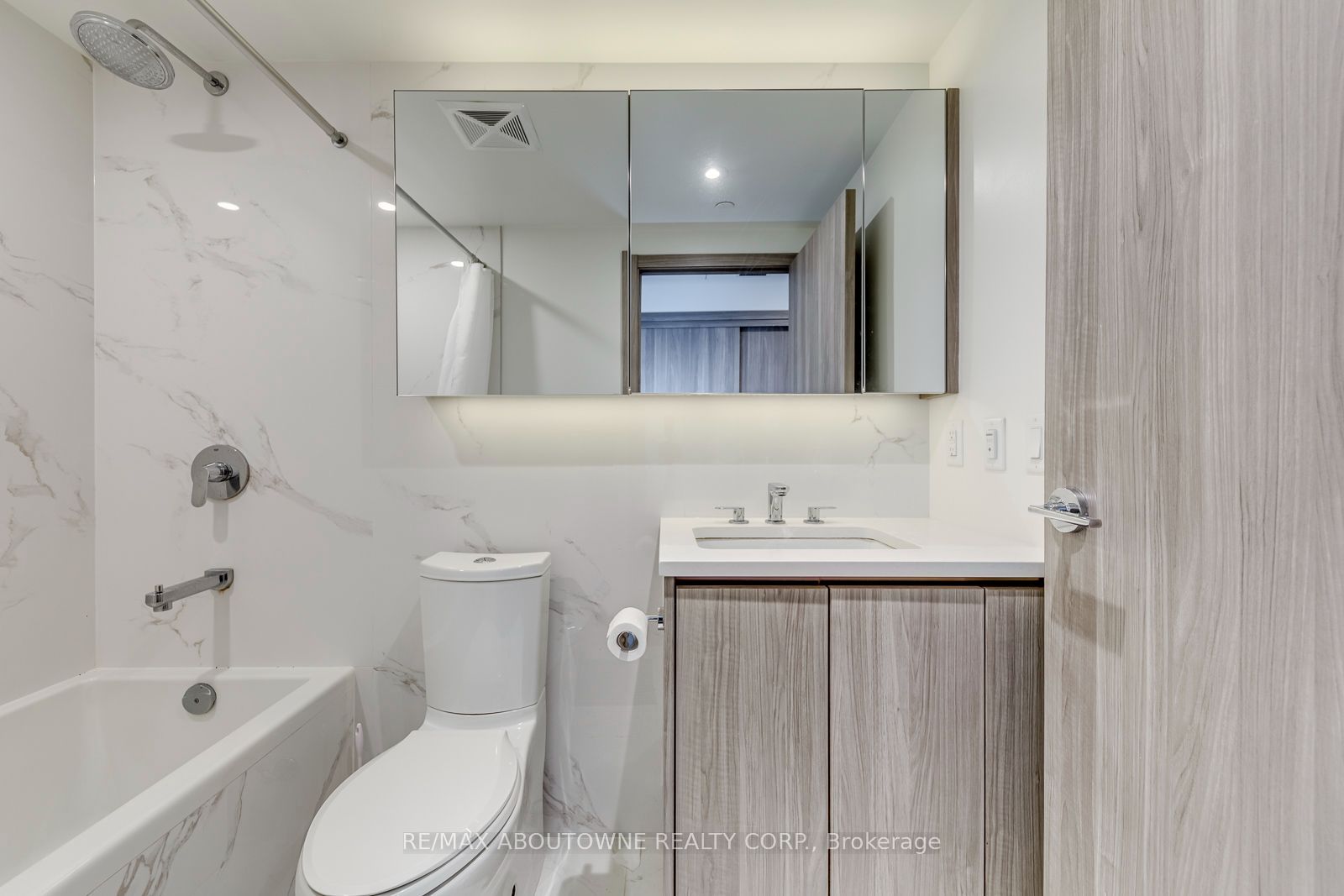 13 – 27 Mcmahon Drive, Toronto C15 ‣ C14109540 13 – 27 Mcmahon Drive, Toronto C15 ‣ C14109540