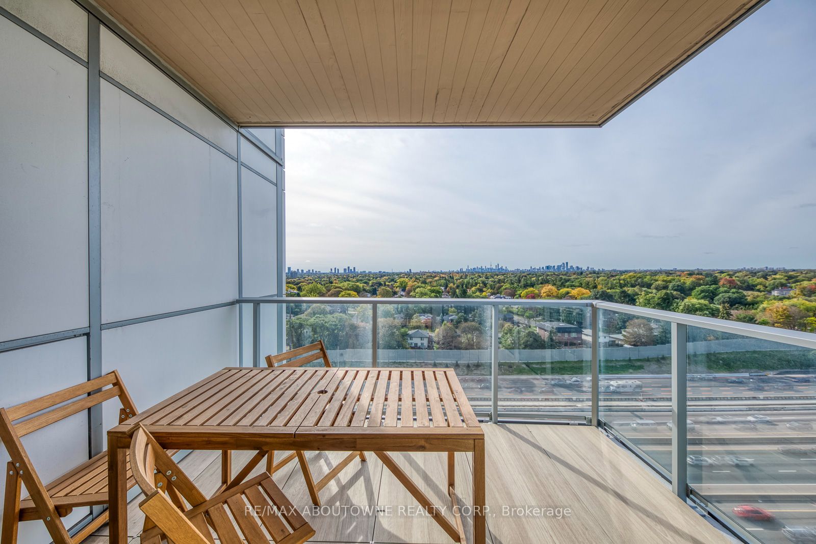 13 – 27 Mcmahon Drive, Toronto C15 ‣ C14109540 13 – 27 Mcmahon Drive, Toronto C15 ‣ C14109540