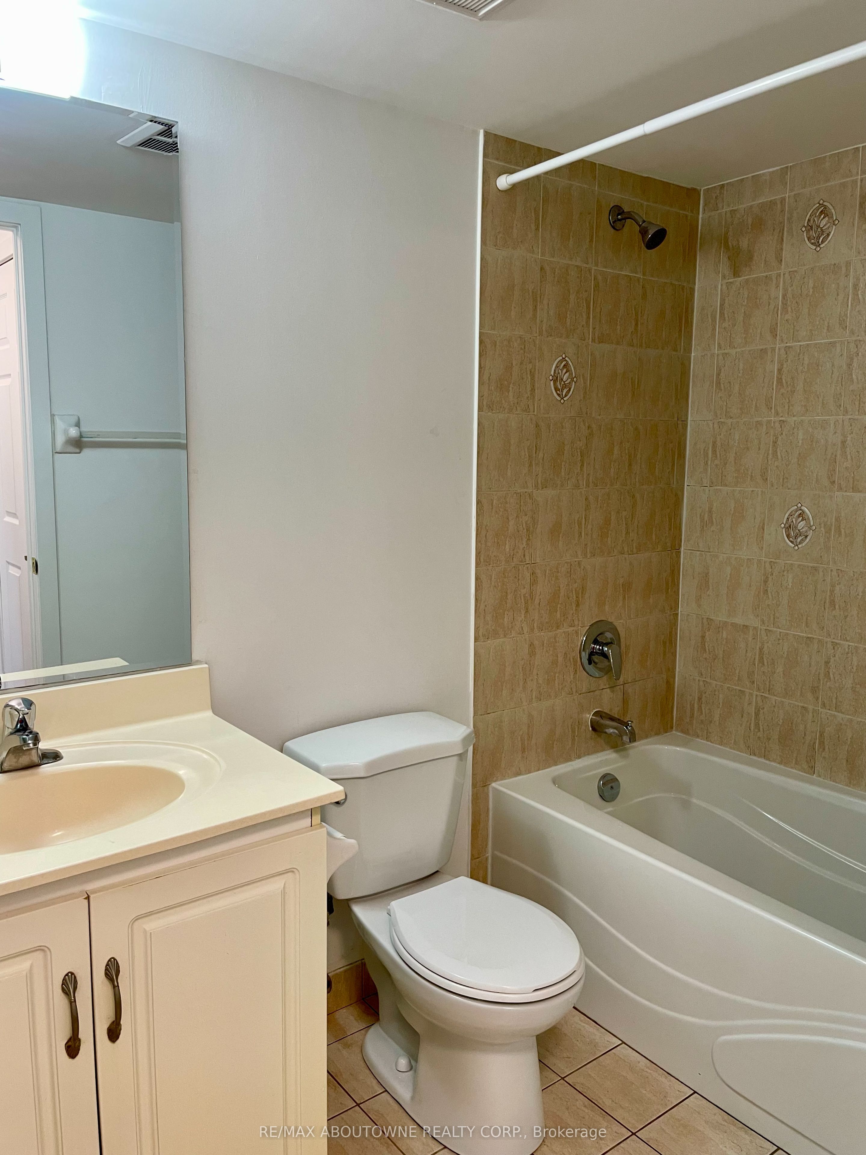 13 – 125 Omni Drive, Toronto E09 ‣ E12827292 13 – 125 Omni Drive, Toronto E09 ‣ E12827292