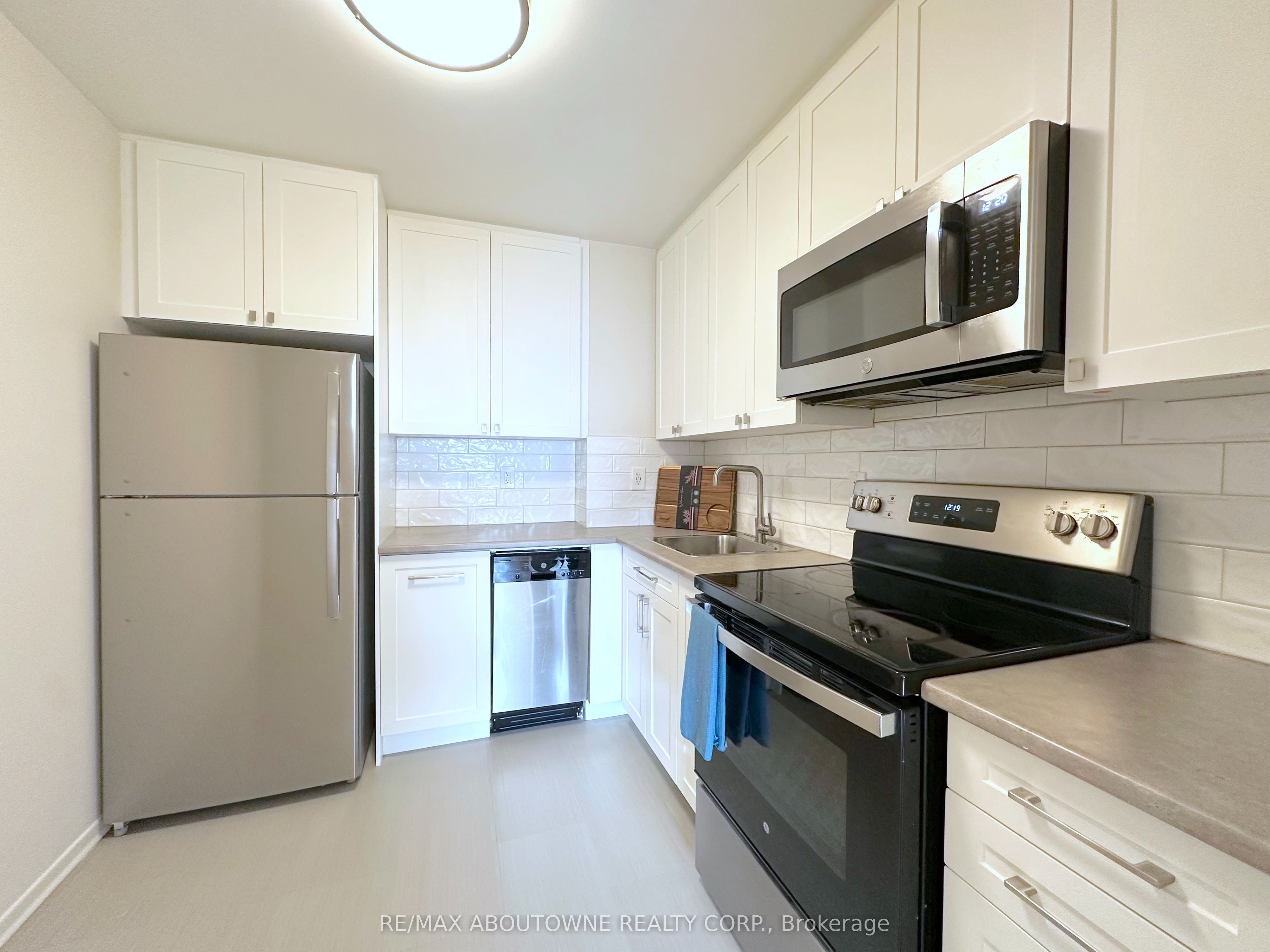 21 – 30 Denton Avenue, Toronto E06 ‣ E13508976 21 – 30 Denton Avenue, Toronto E06 ‣ E13508976