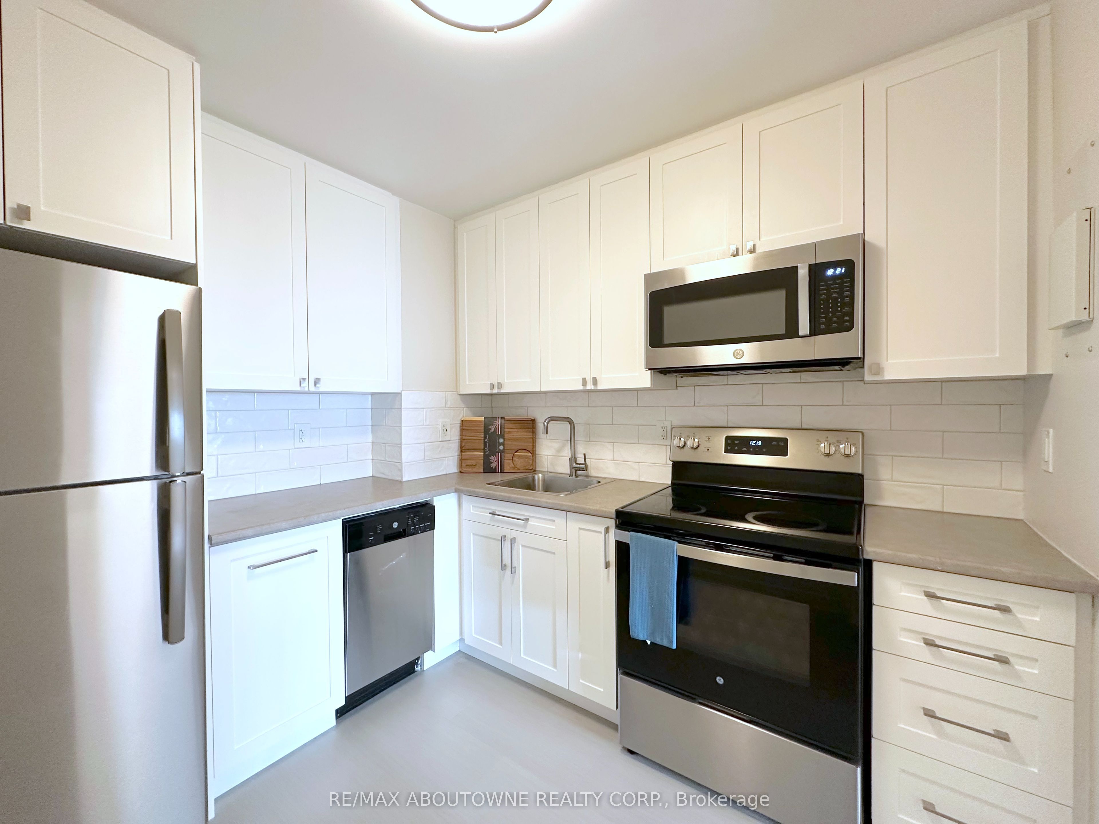 21 – 30 Denton Avenue, Toronto E06 ‣ E13508976 21 – 30 Denton Avenue, Toronto E06 ‣ E13508976