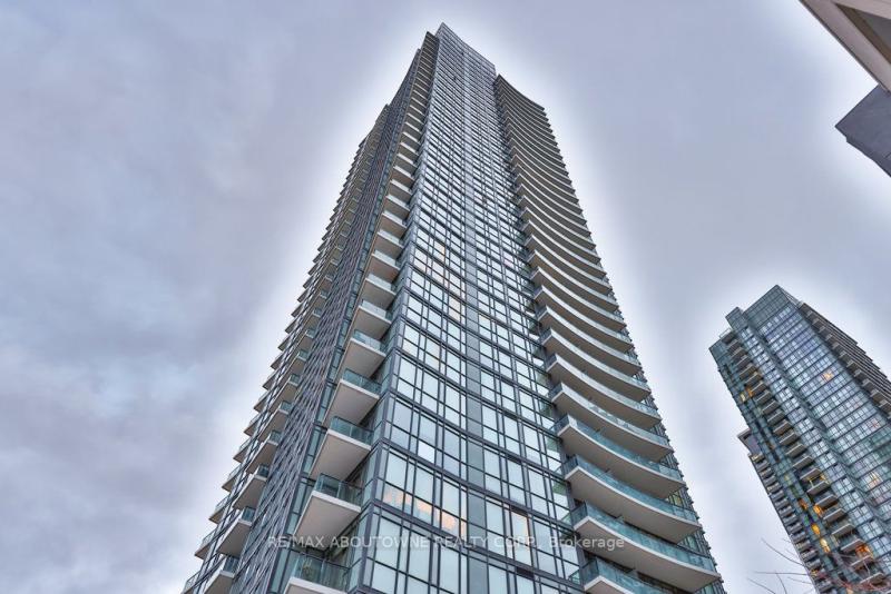 Property W12261921 - Image 1