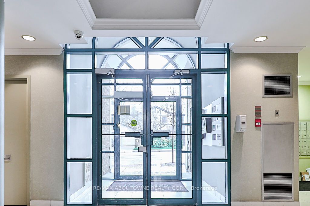 14 – 185 Robinson Street, Oakville ‣ W12475563 14 – 185 Robinson Street, Oakville ‣ W12475563