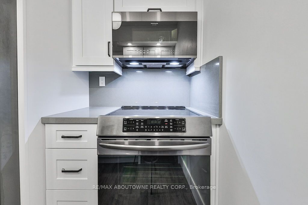 14 – 185 Robinson Street, Oakville ‣ W12475563 14 – 185 Robinson Street, Oakville ‣ W12475563