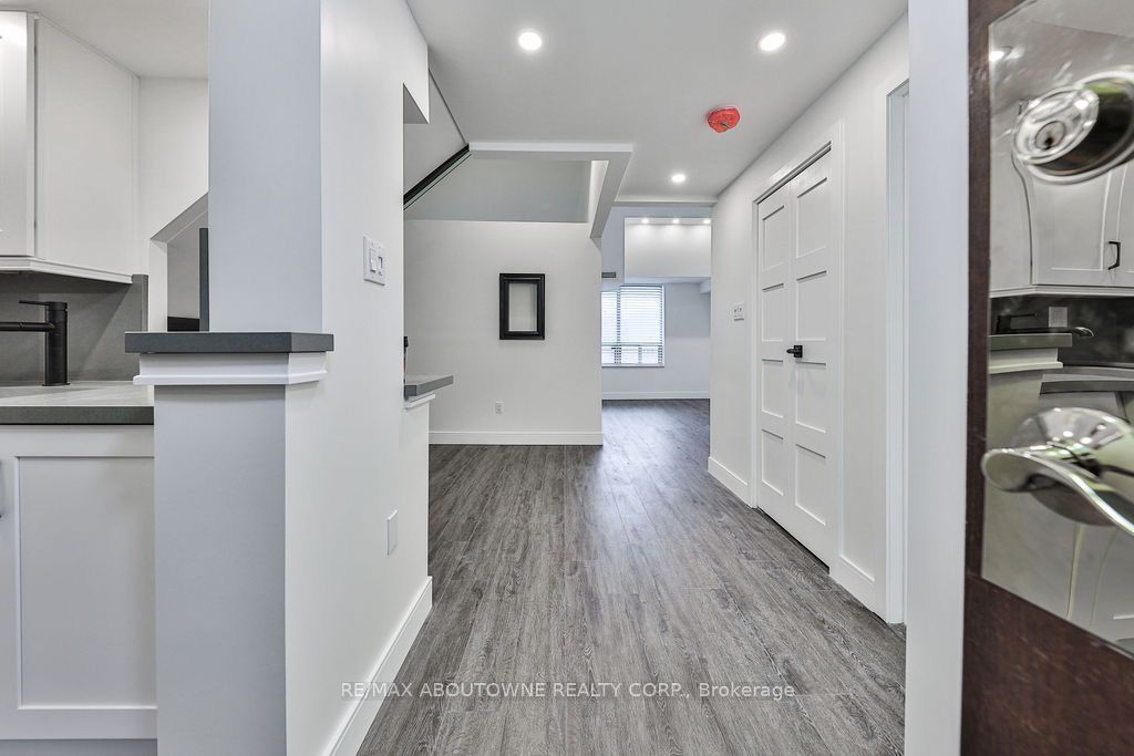 14 – 185 Robinson Street, Oakville ‣ W12475563 14 – 185 Robinson Street, Oakville ‣ W12475563