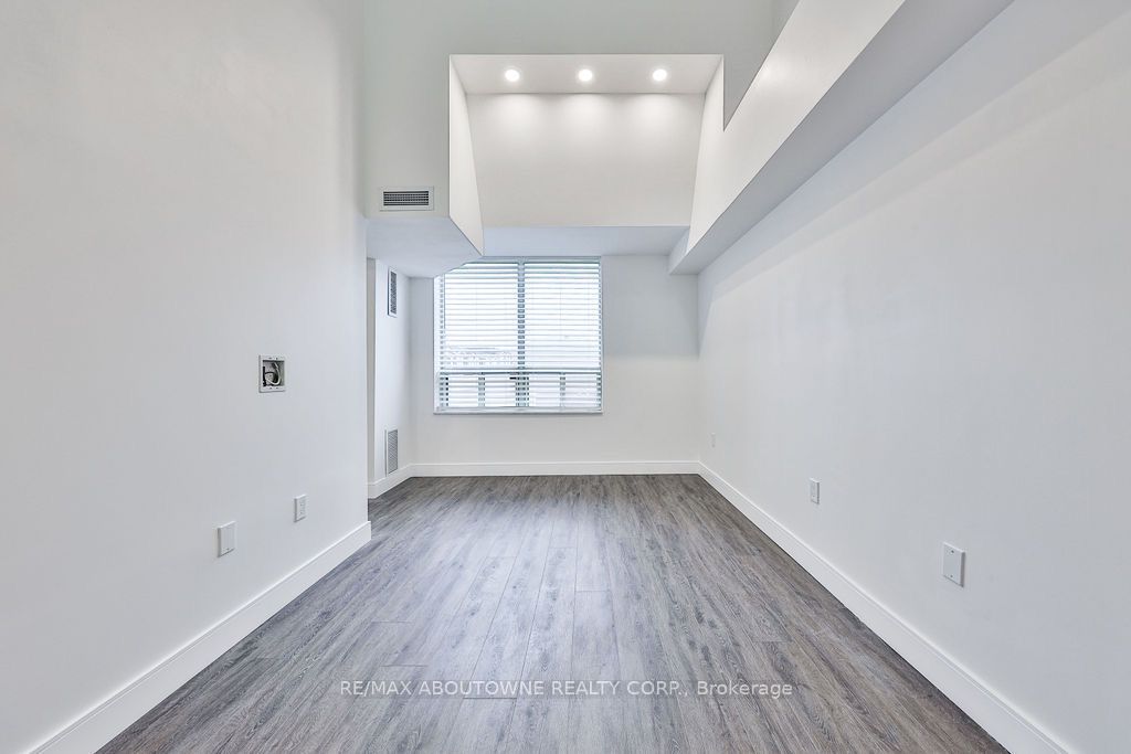 14 – 185 Robinson Street, Oakville ‣ W12475563 14 – 185 Robinson Street, Oakville ‣ W12475563