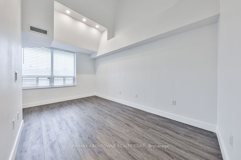 14 – 185 Robinson Street, Oakville ‣ W12475563 14 – 185 Robinson Street, Oakville ‣ W12475563