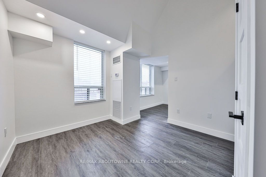14 – 185 Robinson Street, Oakville ‣ W12475563 14 – 185 Robinson Street, Oakville ‣ W12475563
