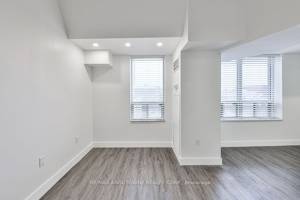 14 – 185 Robinson Street, Oakville ‣ W12475563 14 – 185 Robinson Street, Oakville ‣ W12475563