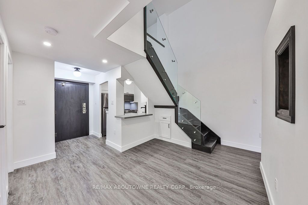 14 – 185 Robinson Street, Oakville ‣ W12475563 14 – 185 Robinson Street, Oakville ‣ W12475563