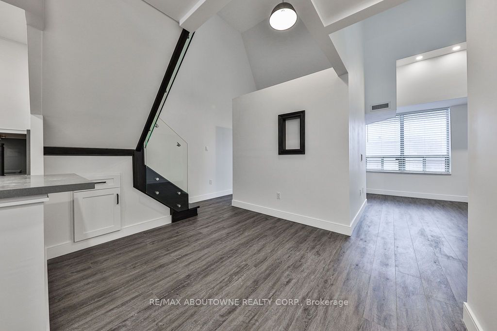 14 – 185 Robinson Street, Oakville ‣ W12475563 14 – 185 Robinson Street, Oakville ‣ W12475563