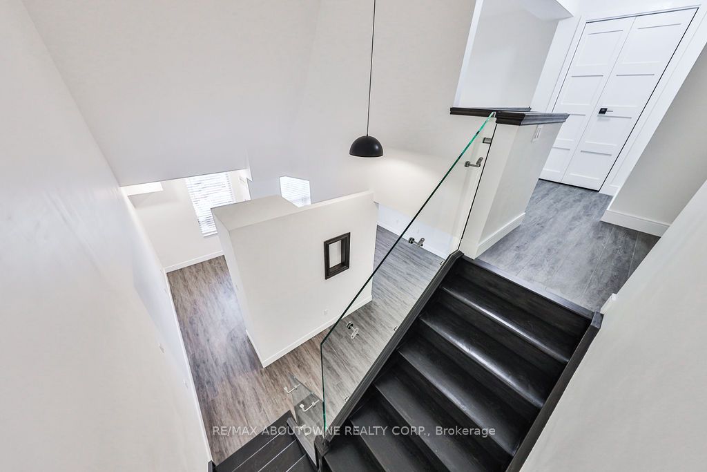 14 – 185 Robinson Street, Oakville ‣ W12475563 14 – 185 Robinson Street, Oakville ‣ W12475563