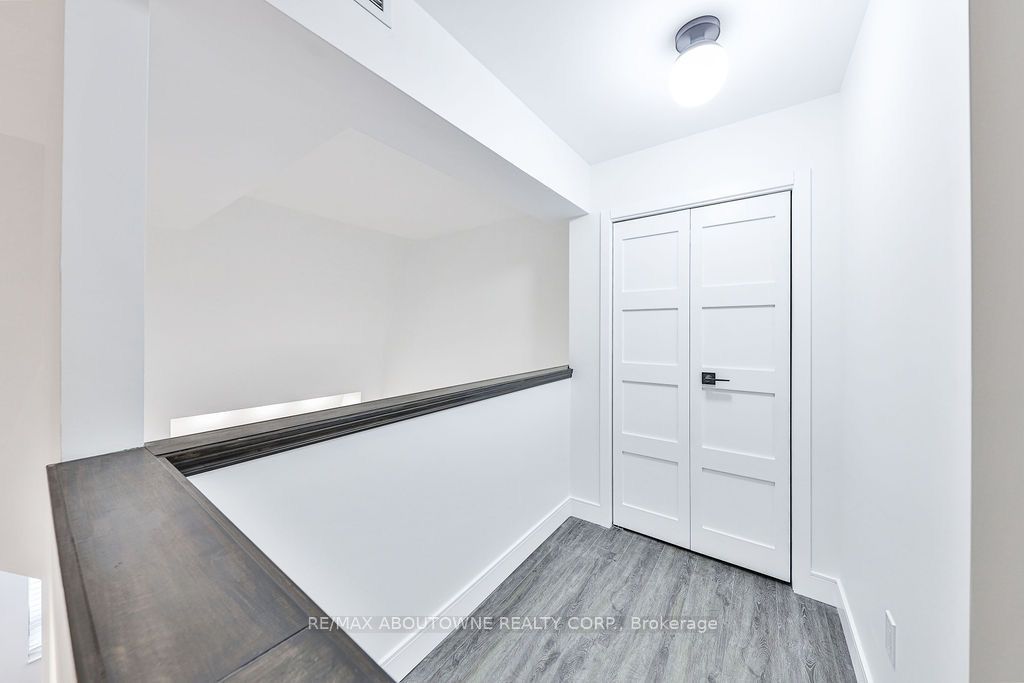 14 – 185 Robinson Street, Oakville ‣ W12475563 14 – 185 Robinson Street, Oakville ‣ W12475563