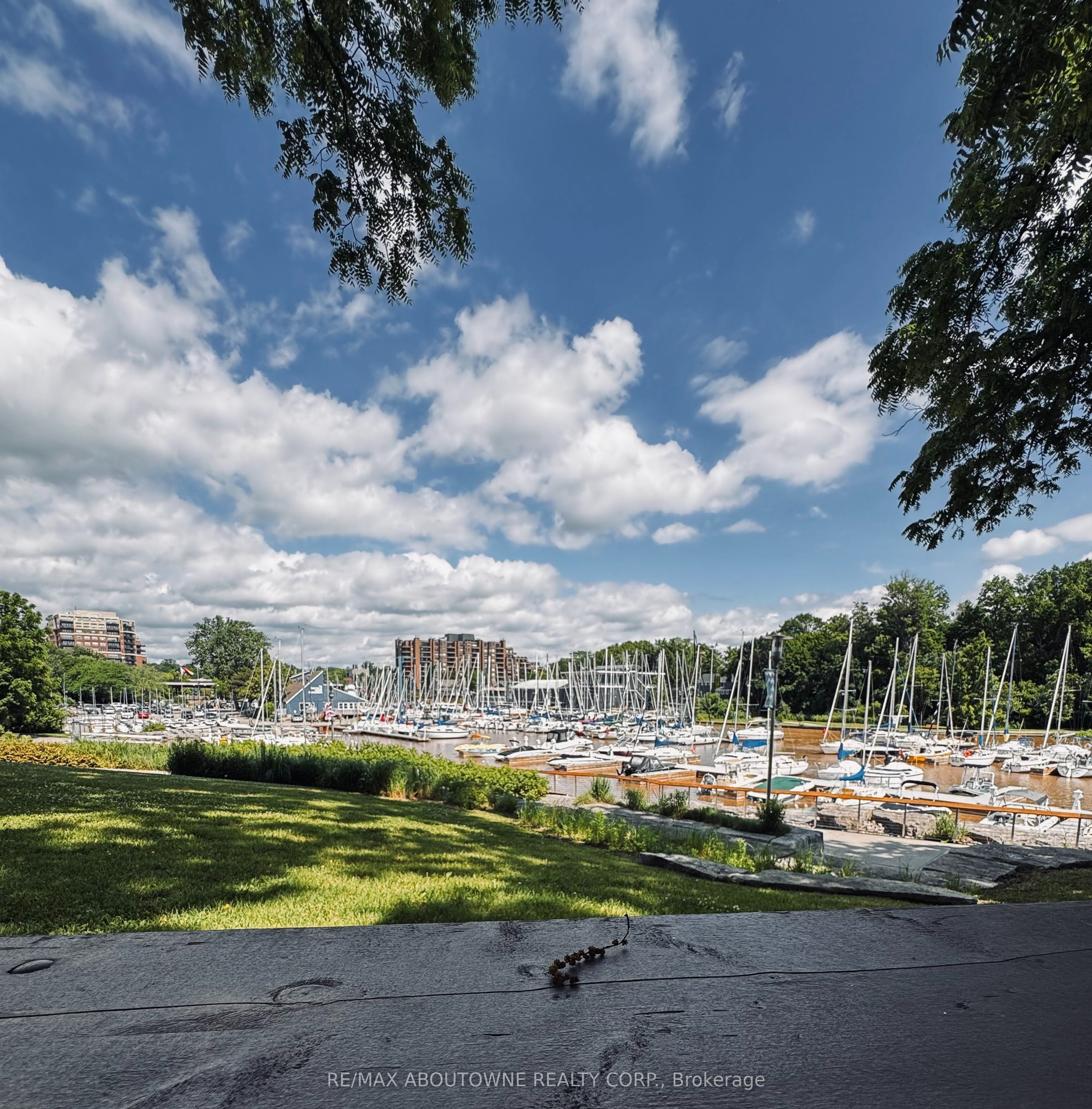 14 – 185 Robinson Street, Oakville ‣ W12475563 14 – 185 Robinson Street, Oakville ‣ W12475563