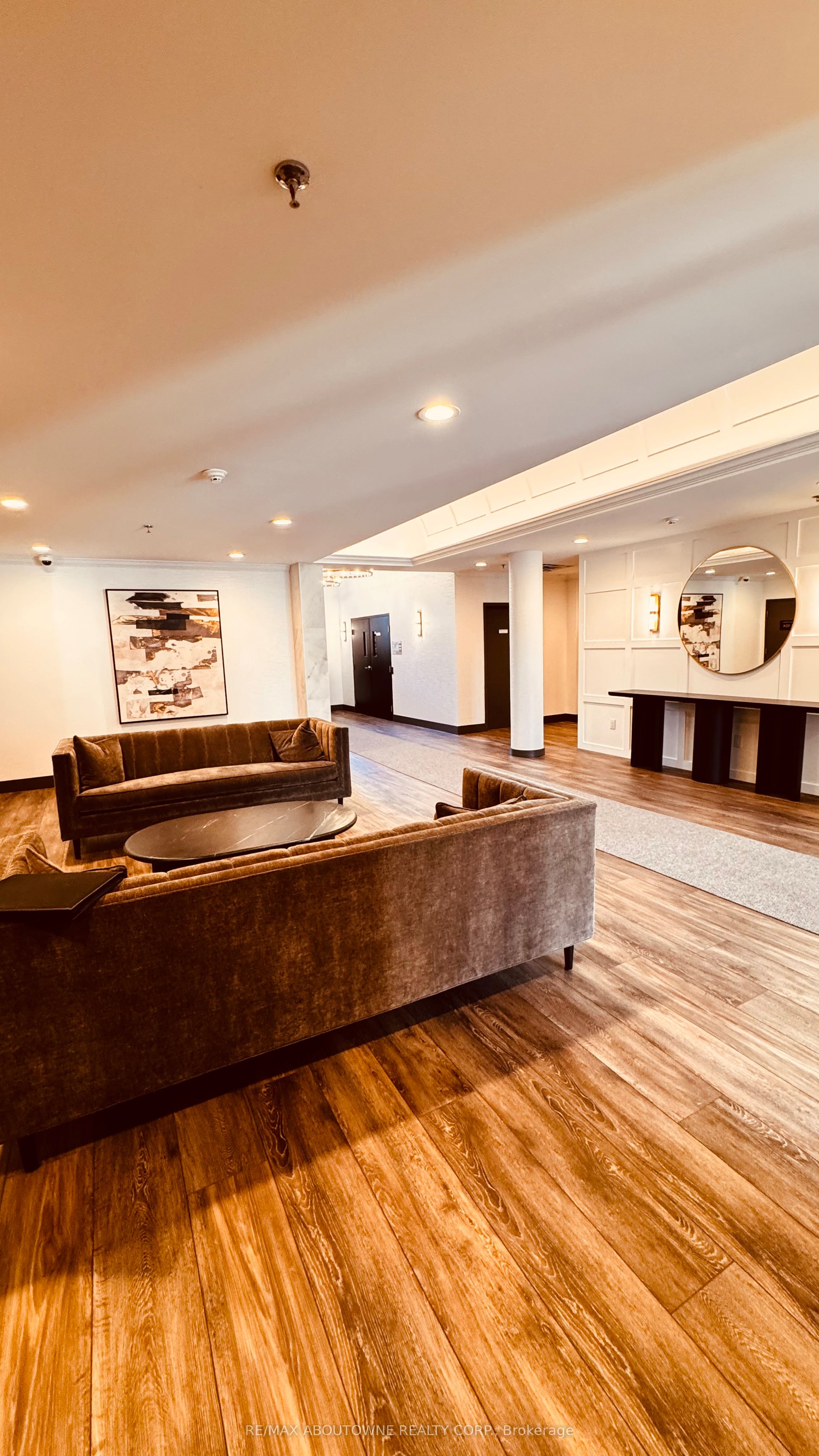 14 – 185 Robinson Street, Oakville ‣ W12475563 14 – 185 Robinson Street, Oakville ‣ W12475563