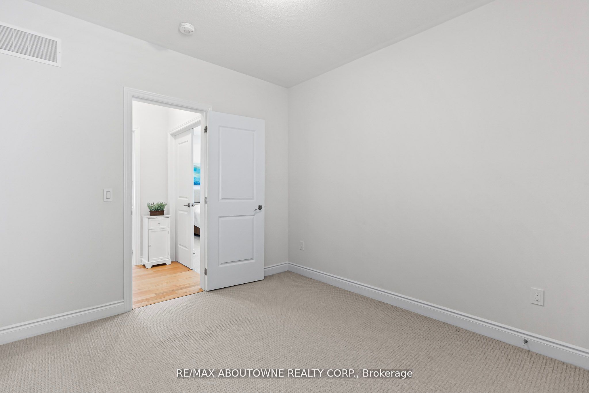 3470 Clayton Trail, Oakville ‣ W12476396 3470 Clayton Trail, Oakville ‣ W12476396