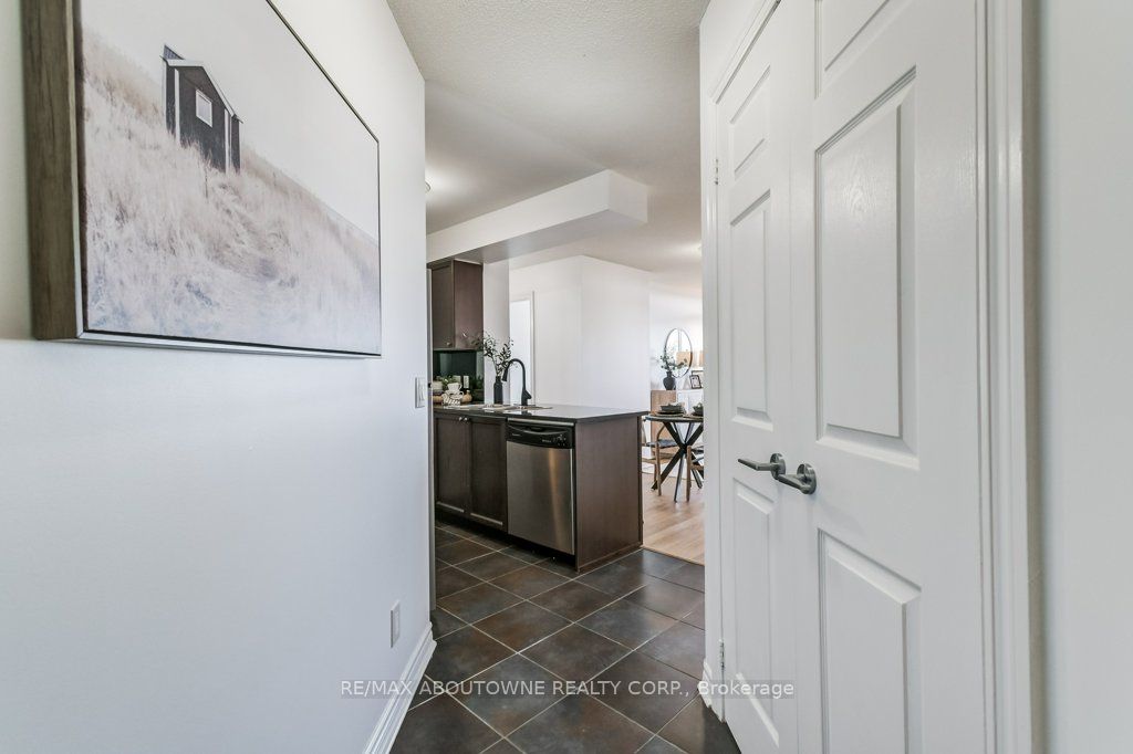 5 – 2325 Central Park Drive, Oakville ‣ W12477053 5 – 2325 Central Park Drive, Oakville ‣ W12477053